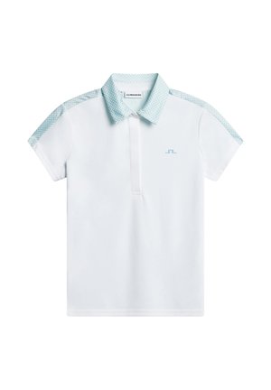 Biała koszulka polo z krótkimi rękawami, z jasnoniebieskim teksturowanym kołnierzykiem i akcentami na ramionach. Małe logo w jasnoniebieskim kolorze na piersi.