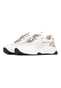 Zapatillas blancas con un diseño de malla y ante, que cuentan con cordones negros con puntos, una suela texturizada y acentos dorados. Punta redondeada y cuello acolchado.