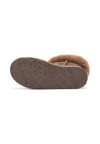 Brązowy, ocieplany futrem kapcie z teksturowaną gumową podeszwą, z wzorzystym dnem i gładkim górnym materiałem dla komfortu.