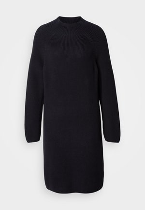 Melna adīta kleita ar augstu apkakli, garām raglan piedurknēm un brīvu piegriezumu, ar ribota tekstūra visā apģērbā.