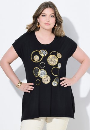 Camiseta negra de manga corta con un diseño estampado de círculos dorados y estampados de animales. El material es suave y tiene un corte relajado.
