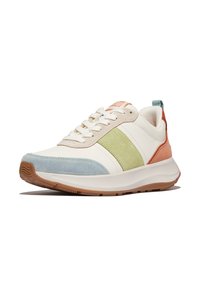 Zapatilla deportiva con parte superior sintética blanca, detalles en azul claro, verde y naranja. Cuenta con una suela de goma y paneles texturizados.