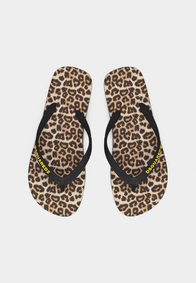 Tongs avec semelles à imprimé léopard et brides noires ornées du logo jaune "DSQUARED2" sur fond blanc.