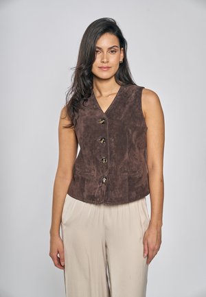 Bruine mouwloze vest van zacht suède met een V-hals, voorzien van knopen aan de voorkant en twee zakken op heuphoogte.