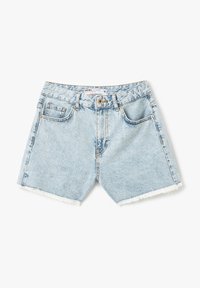 Pantalones cortos de mezclilla azul claro con dobladillos deshilachados, cinco bolsillos y un detalle de remache de latón. Etiqueta visible: "KOTON JEANS." Vista en plano.