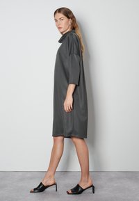 someday. QLIMTA - Vestito di maglina - silver moon