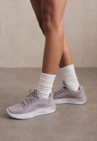 DYNAMIC 2 - Træningssko - gray dawn/purple prime/metallic gray dawn