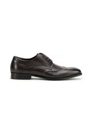Bruine leren nette schoen met een ronde neus, vetersluiting, decoratieve stiksels en een gladde afwerking op een lage zool.