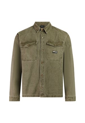 Olivgrünes langärmeliges Hemd mit Knopfleiste, zwei aufgesetzten Brusttaschen mit Klappen und kleinem "PROTEST"-Logopatch auf der rechten Tasche.