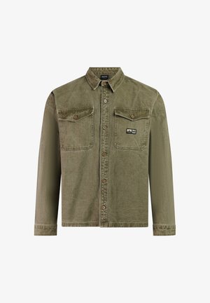 Chemise à manches longues vert olive avec fermeture à boutons sur le devant, deux poches poitrine à rabat et petit patch logo « PROTEST » sur la poche droite.
