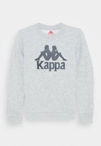 Šedá mikina vyrobená z měkké látky s kulatým výstřihem. Na přední straně se nachází tmavé logo dvou sedících postav a slovo "Kappa" v černé barvě.