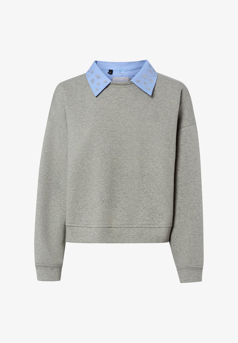 Sweatshirt à manches longues gris clair avec un col de chemise bleu orné de petits embellissements argentés.