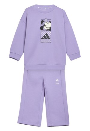 Lilla børnesæt med sweatshirt og bukser med Mickey Mouse-grafik og Adidas-logo på både trøje og bukser.
