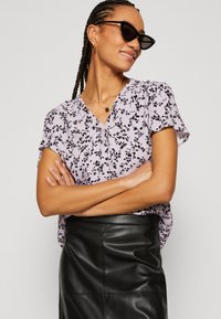 Esprit V NECK - T-shirt con stampa - lavender