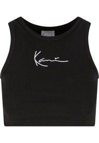 Fekete, bordázott crop top kerek nyakkivágással és fehér írásos logóval. Ujjatlan fazonja és testhez simuló siluettje van.