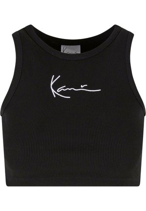 Čierny rebrovaný crop top s okrúhlym výstrihom a bielym nápisom. Má bezrukávový dizajn a priliehavý strih.