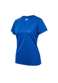 Niebieska koszulka sportowa wykonana z materiału odprowadzającego wilgoć. Krótkie rękawy, okrągły dekolt i subtelne logo na lewym ramieniu. Gładka tekstura.