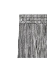 Pantalons rayés noir et blanc avec une large taille élastique, présentant des plis verticaux pour plus de texture et une coupe décontractée.