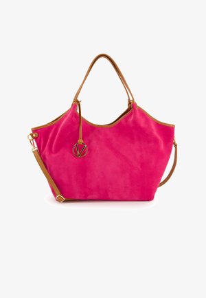 Wildlederhandtasche in leuchtendem Pink mit braunen Lederakzenten, gekennzeichnet durch eine gerundete obere Form und einen abnehmbaren Riemen. Enthält einen runden Logoanhänger.