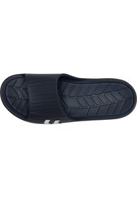 Marinblå slide-sandal med en strukturerad gummiyta, bred rem och ett mönstrat sula. Har två vita horisontella ränder på remmen.