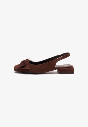 Brauner Wildleder-Slingback-Schuh mit abgerundetem Zehenbereich, verziert mit einer dekorativen Schleife vorne und einem niedrigen Blockabsatz. Glattes Innenfutter.