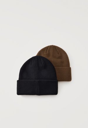Deux bonnets tricotés pliés, un noir et un marron, placés sur un fond clair uni.