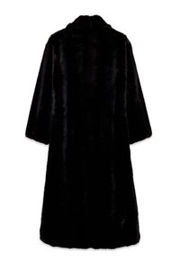 Dlhý čierny kabát z umelého kožúška s vysokým golierom, širokými rukávmi a mäkkou textúrou, s rovnou siluetou a bez viditeľného zapínania.