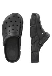 Schwarze Gummi-Clogs mit Belüftungsöffnungen, dicker Sohle, strukturiertem Fußbett und verstellbarem Fersenriemen. Einfaches Design für Komfort und Funktionalität.