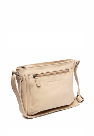 Borsa a tracolla in pelle beige con tracolla regolabile, tasca con zip frontale e un logo discreto. Texture liscia, design minimalista e forma rettangolare.
