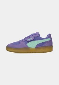 Sneaker con tomaia in suede viola, dettagli in verde menta e pannelli in rete. Presentano una suola traslucida marrone chiaro e il classico branding Puma.