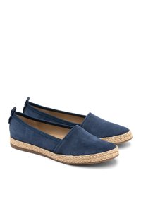 Espadrillas in suede blu navy con punta affusolata, design flessibile e suola in juta intrecciata. Presentano elastico sul tallone per facilitare l'indossamento.