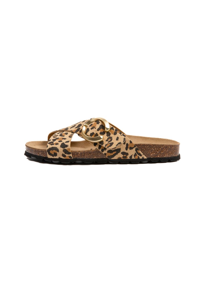 Sandale à glissière imprimée léopard avec un accent circulaire doré, un pied en liège et une semelle en caoutchouc noir texturée pour une adhérence et un confort optimal.