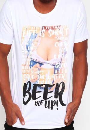 Weißes T-Shirt mit kurzen Ärmeln, das mit einer bunten Grafik eines Getränks und dem Text "BEER me UP!" in fetten schwarzen Buchstaben versehen ist.
