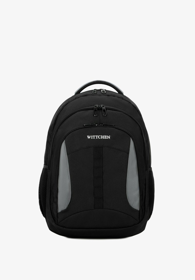 Mochila de tela negra con acentos grises, compartimentos con doble cremallera, respaldo acolchado y bolsillos laterales de malla. Logo exhibido en la parte frontal.