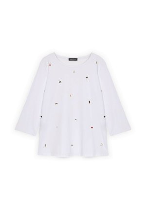 Camisa blanca de manga larga con cuello redondo, adornada con detalles dispersos en dorado, rojo y negro, y un corte holgado. Material de algodón suave.