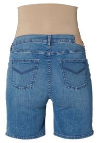 Shorts de denim con una cinturilla elástica beige alta. Presenta dos bolsillos traseros con un patrón de costura en forma de chevron y una textura suave, ligeramente desteñida.