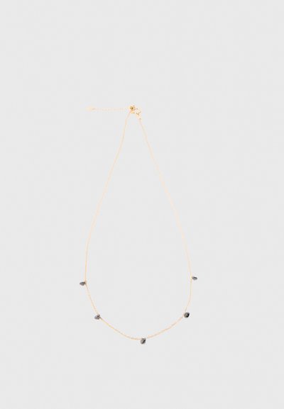 Gouden ketting met kleine, onregelmatige grijze edelstenen die gelijkmatig over de lengte zijn verdeeld. Minimalistisch ontwerp met een verfijnde uitstraling.