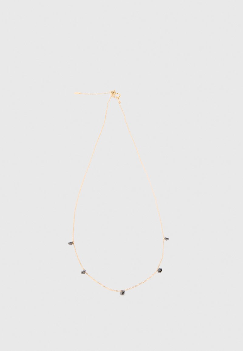 Colar de corrente de ouro com pequenas pedras preciosas cinzas irregulares espaçadas uniformemente ao longo do comprimento. Design minimalista com uma aparência delicada.