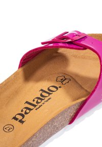 Sandalo patent fucsia con fascia orecchiata, soletta in sughero e suola bianca. Nome del marchio "palado" stampato sulla soletta.