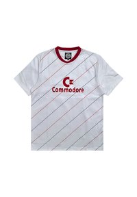 WitteT-shirt met korte mouwen en een rode kraag. Heeft rode en zwarte diagonale strepen en een rood "Commodore" logo aan de voorkant.