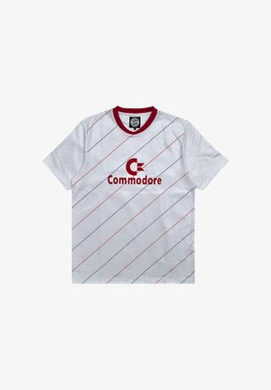 WitteT-shirt met korte mouwen en een rode kraag. Heeft rode en zwarte diagonale strepen en een rood "Commodore" logo aan de voorkant.