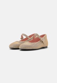 Bailarinas de color dorado con un acabado texturizado, que presentan una cinta decorativa y un detalle de hebilla, suela negra y interior rosa.