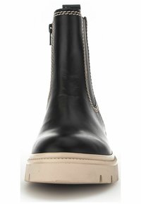 Botín de cuero negro hasta el tobillo con punta redonda, cremallera lateral, costuras en contraste y suela de goma blanca. Textura suave y diseño elegante.