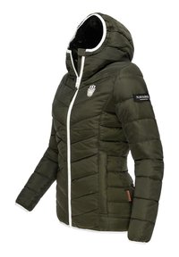 Olivgrön vadderad jacka med huva, vit dragkedja och kant, quiltad textur, logotyp på ärmen och en figurnära design.