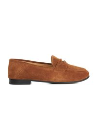 Bruine nubuck instappers met een ronde neus, stiksels en een lage zwarte hak. Het ontwerp heeft een kleine decoratieve band over de bovenkant.