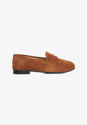 Bruine nubuck instappers met een ronde neus, stiksels en een lage zwarte hak. Het ontwerp heeft een kleine decoratieve band over de bovenkant.