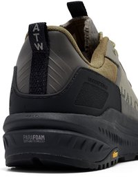 Herren-Wanderschuh mit einem schwarzen und tanfarbenen Obermaterial, das eine strukturierte Oberfläche aufweist, Vibram-Sohle, Ziehschlaufe und "ATW" auf der Ferse gestickt.