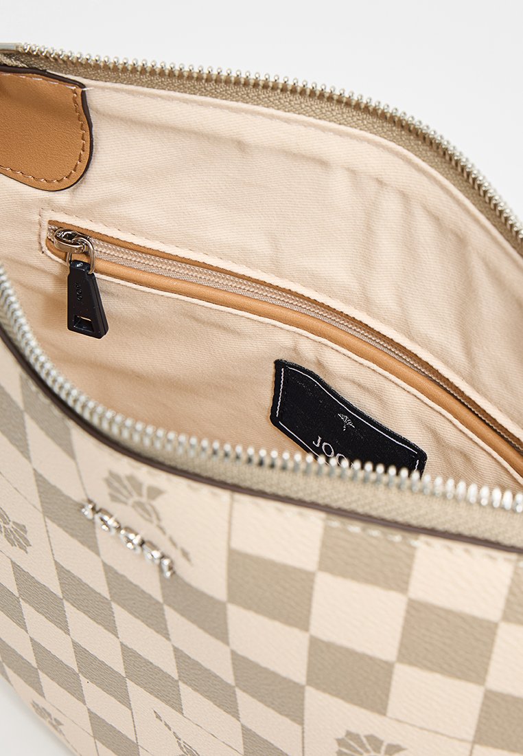 Beige und graue karierte Clutch mit einem Reißverschluss mit braunem Lederanhänger. Das Innere verfügt über eine Reißverschlusstasche und ein Stofffutter mit einem Markenlabel.