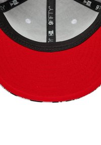 Rote Flat-Brimmütze mit schwarzer Naht und strukturiertem Innenfutter. Verfügt über ein graues Futter und ein gedrucktes Muster auf dem äußeren Stoff.