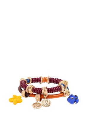 Dwie nałożone na siebie bransoletki z bordową spiralką, pomarańczową nicią, koralikami w kolorze złota oraz zawieszkami, w tym żółtą gwiazdą, niebieskim kwiatem i teksturowanymi złotymi monetami.